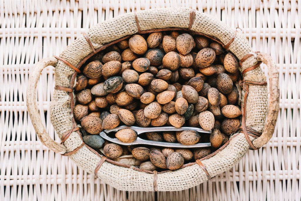 Frutos secos saludables en una cesta